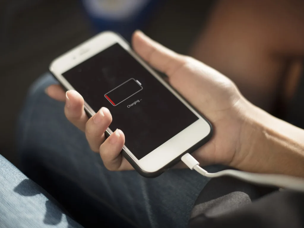 Phone batteries are better than ever… so why don’t we feel it? شحن الهاتف