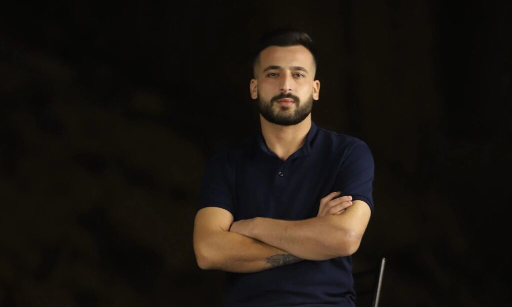 بإمكانات بسيطة وأثر عميق.. محمد ريحاوي يرمم جراح شوارع حلب محمد ريحاوي