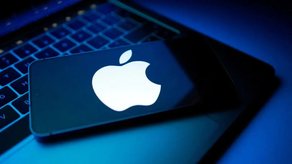 بعيدًا عن “سيري”.. أبل تطور تجربة iPhone بالذكاء الاصطناعي أبل