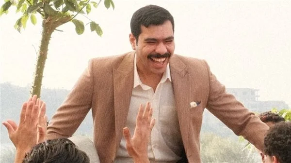 “تدريجة” أحمد رمزي تشعل السوشيال ميديا وتجبر أسماء جلال على طلب زواجه أحمد رمزي