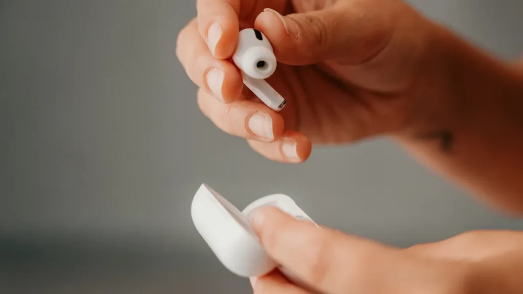 الكاميرا تنتقل إلى الأذن.. مفاجأة آبل الكبرى في سماعات AirPods سماعات أبل