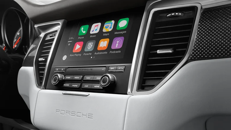 وداعًا للملل.. آبل تستعد لجلب تشغيل الفيديو إلى شاشات السيارات CarPlay