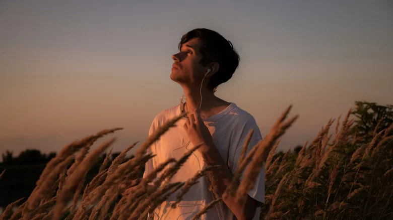عودة الزمن الجميل.. لماذا يتخلى المستخدمون عن السماعات اللاسلكية لصالح التقليدية؟ سماعات سلكية
