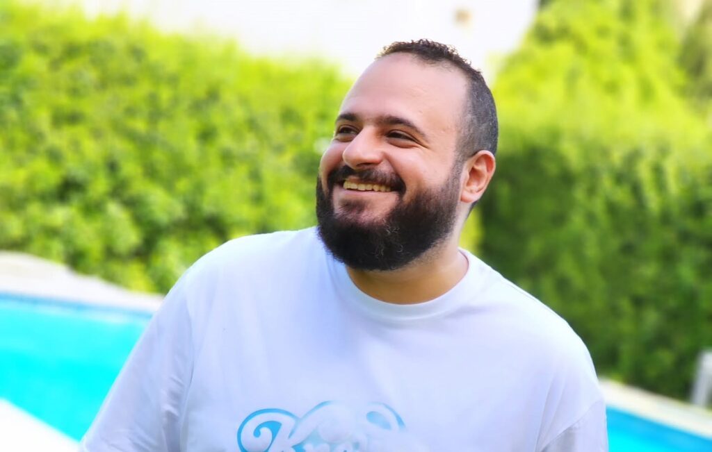 من طبيب أسنان إلى أشهر مراجع مطاعم.. قصة صعود “منعش” في عالم الطعام منعش