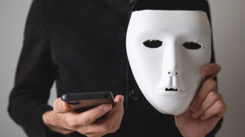 آيفون يخفي تطبيقاتك عن الأنظار.. ميزة تمنحك خصوصية أكبر ببصمة الوجه إخفاء التطبيقات