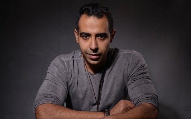 محمد عدوية يفاجئ جمهوره بـ”جوة عيني”.. 5 أغنيات ولوك جديد عدوية