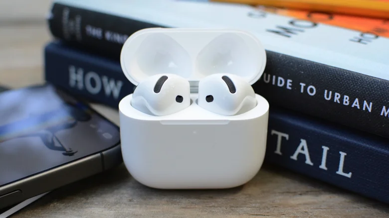 AirPods 5 تدخل عصر العزل.. والنسخة الأرخص تواجه مأزقًا AirPods